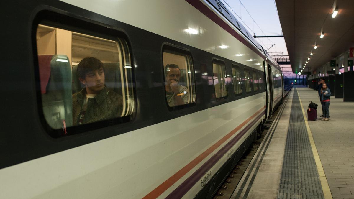 El tren, a su paso por Zamora.