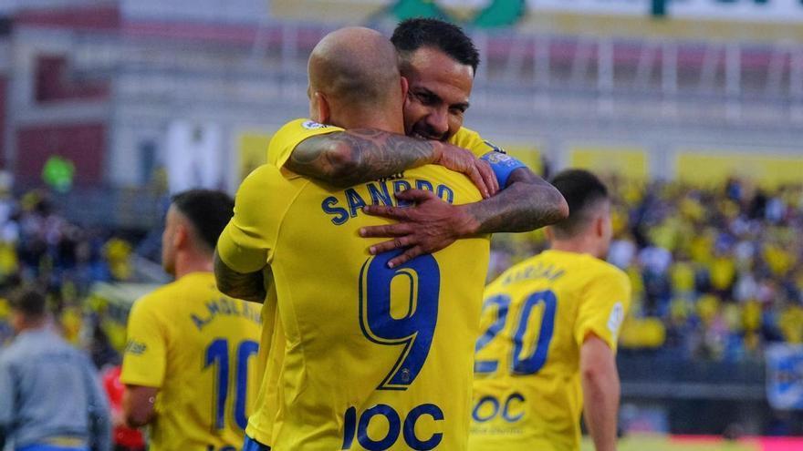 Jonathan Viera abraza a Sandro tras materializar su gol ante el Villarreal B