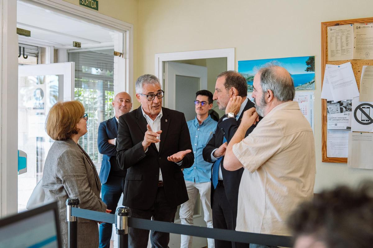 Un moment de la visita institucional del conseller de Jústicia a l'ajuntament de Roses.
