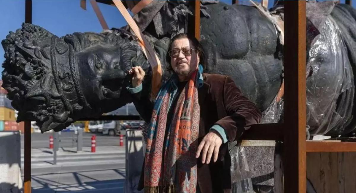 El artista Ginés Serrán, con una de las esculturas del conjunto