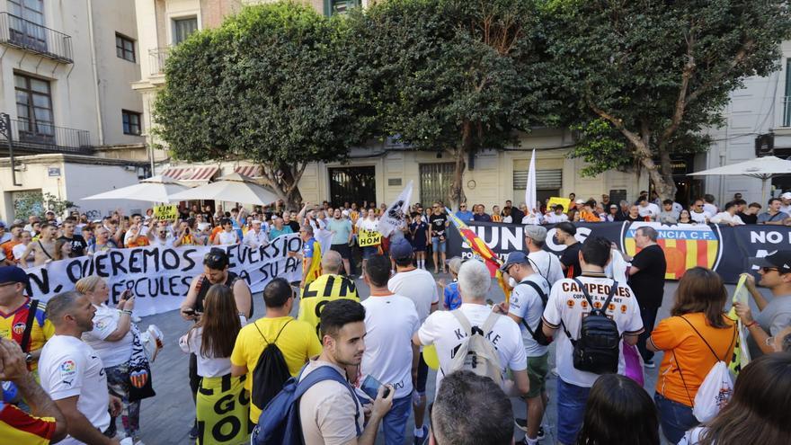 Así arrancó la manifestación del valencianismo en el Palau de la Generalitat para pedir la marcha de Lim