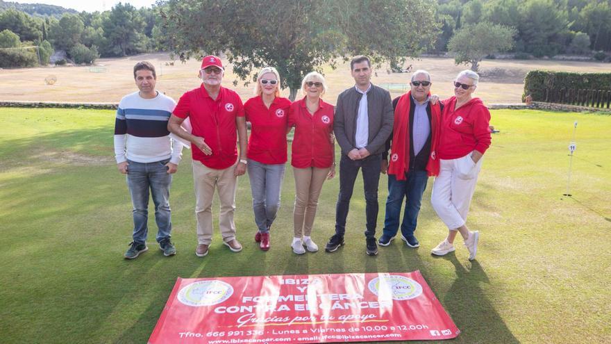 Perry, tercerca por la izquierda, junto a integrantes de la asociación, Javier Bonet y Toni Ramón.