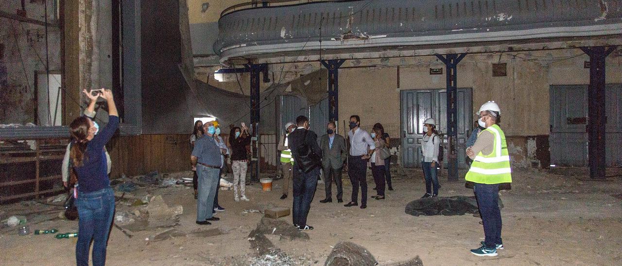 Visita de técnicos municipales y de la conselleria al edificio del Ideal, ayer.