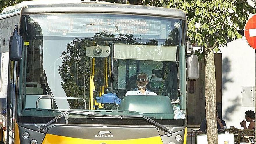 Un autobús de l&#039;L3, entre Girona i Salt.