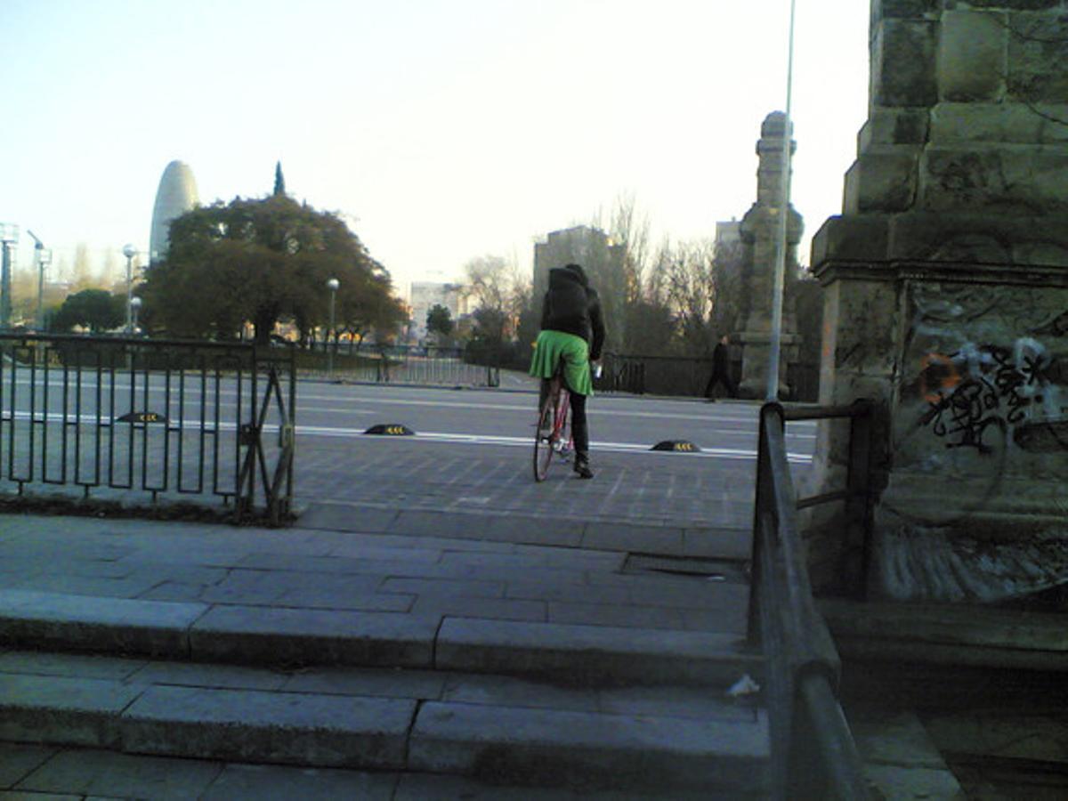 A la recerca d’un pas de vianants. El carrer de Marina, a Barcelona, travessa el parc de l’estació del Nord, per la qual cosa el més lògic seria que les dues parts d’aquest espai verd estiguessin connectades d’alguna forma i així tenir una solució de continuïtat per als caminants i ciclistes. La realitat, no obstant, és molt diferent: per poder travessar el carrer t’has de jugar el físic, ja que no hi ha un pas condicionat, o caminar molts metres fins a trobar un pas de vianants.