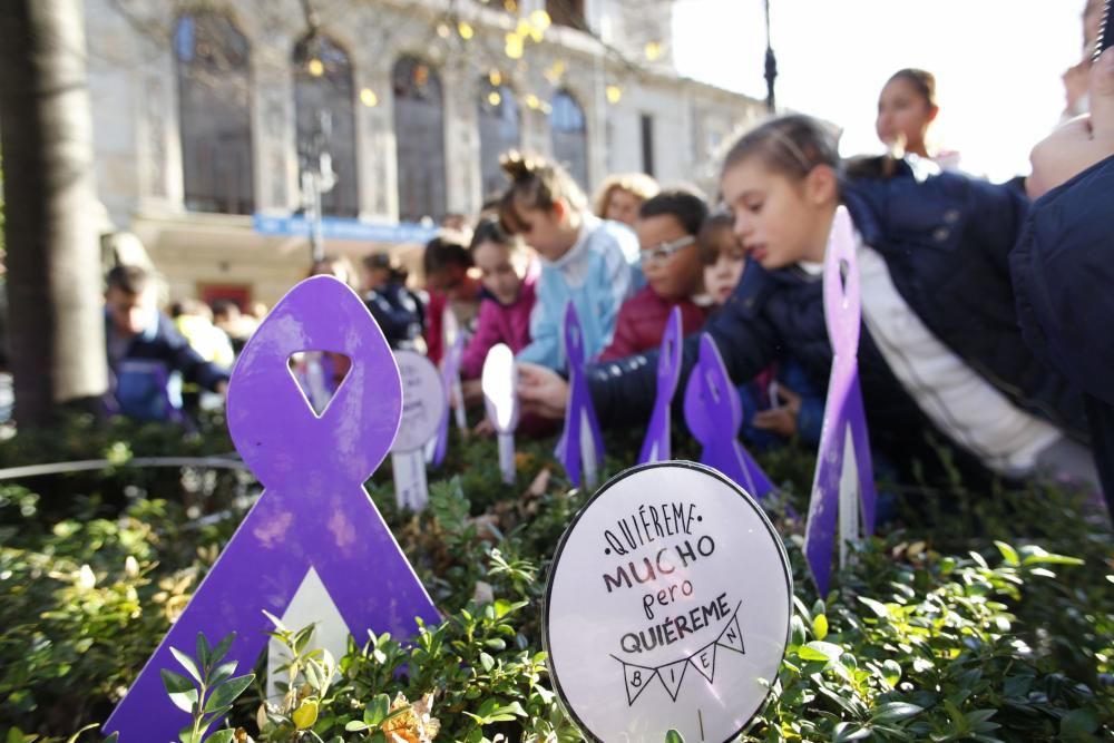 Concentración de niños del colegio Jovellanos de Gijón contra la violencia machista