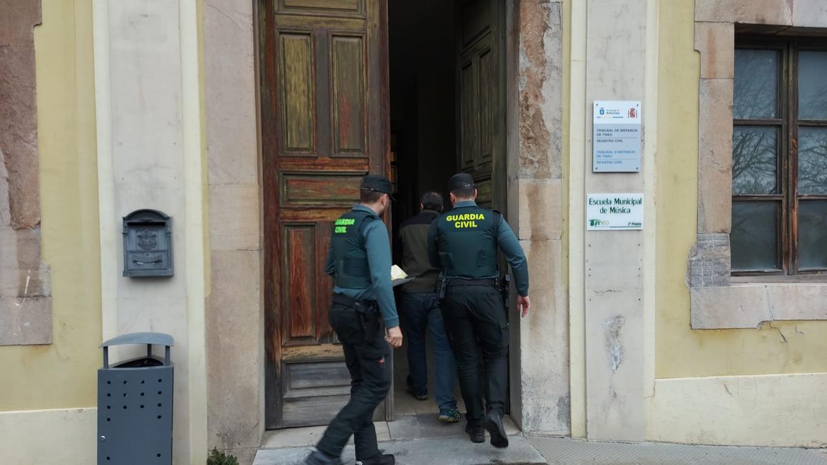 EN IMÁGENES: la entrada en el juzgado del vecino de Allande detenido por apuñalar a su excuñado