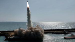 Lanzamiento de un misil de la Armada iraní, en un lugar indeterminado del sur del país.