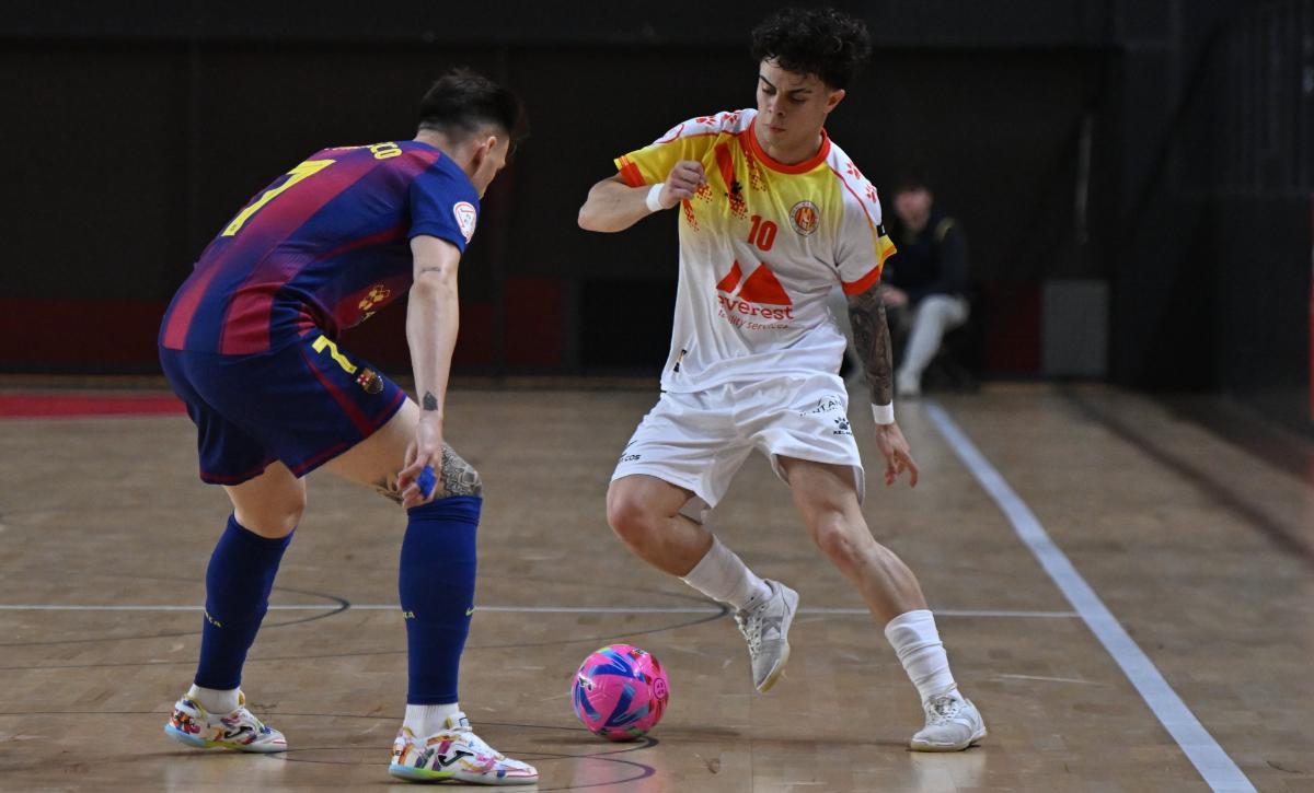 Víctor Ramos encara a Pol Pacheco en el derbi