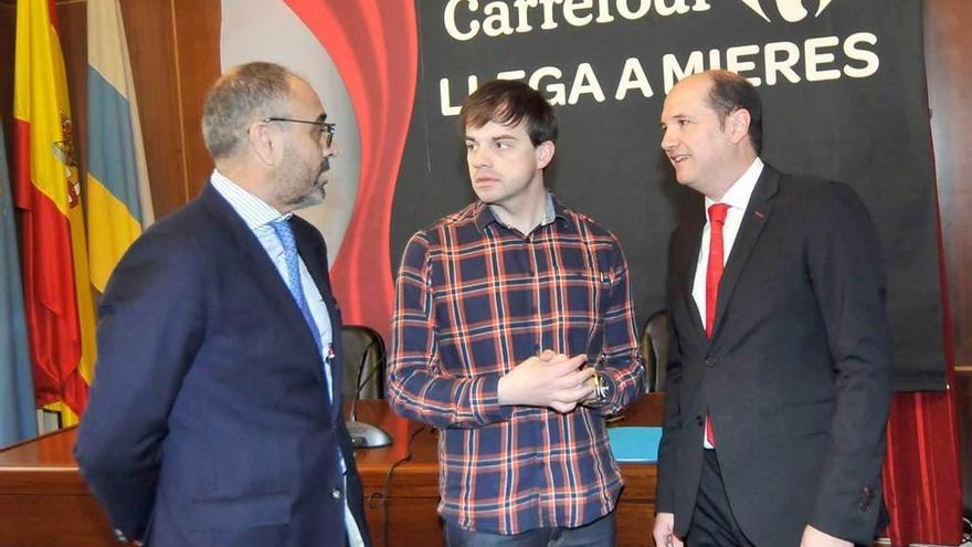 Juan Ponte, flanqueado por Francisco Hipólito y Miguel Ángel Andrés, ayer, en Mieres.