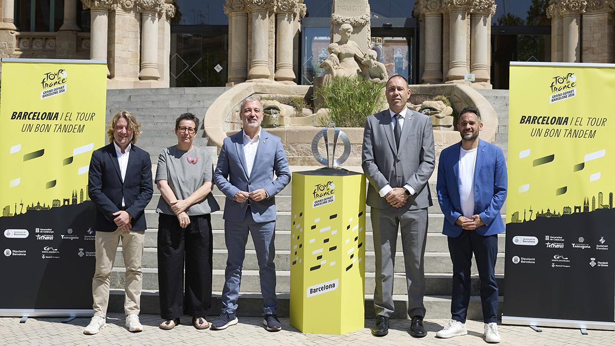 El alcalde de Barcelona, Jaume Collboni, el regidor de Deportes del Ayuntamiento de Barcelona, David Escudé, y el conseller de Deportes de la Generalitat, Berni Álvarez, durante el acto en el que han presentado el trofeo del Tour de Francia