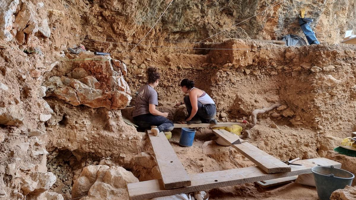 Trabajos de excavación en la cueva.