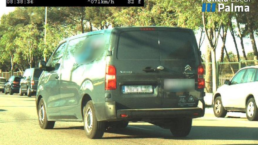 Investigan a un repartidor en Palma por falsificar la matrícula de su furgoneta