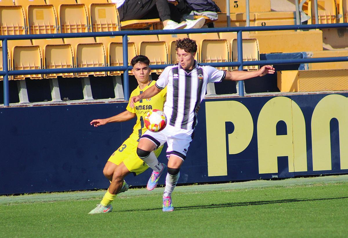 José Nadal trata de controlar un balón ante la mirada de Thiago Albiol.