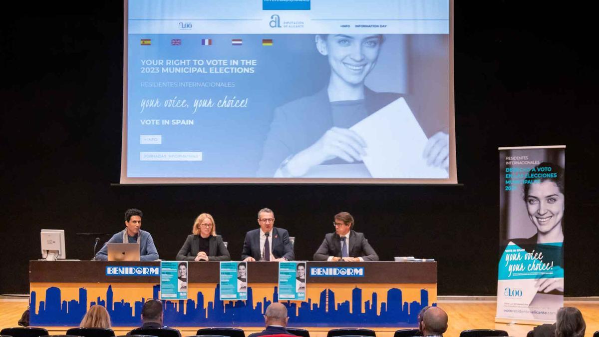 Una imagen de la charla informativa que ha tenido lugar este jueves en Benidorm sobre el voto de los extranjeros.