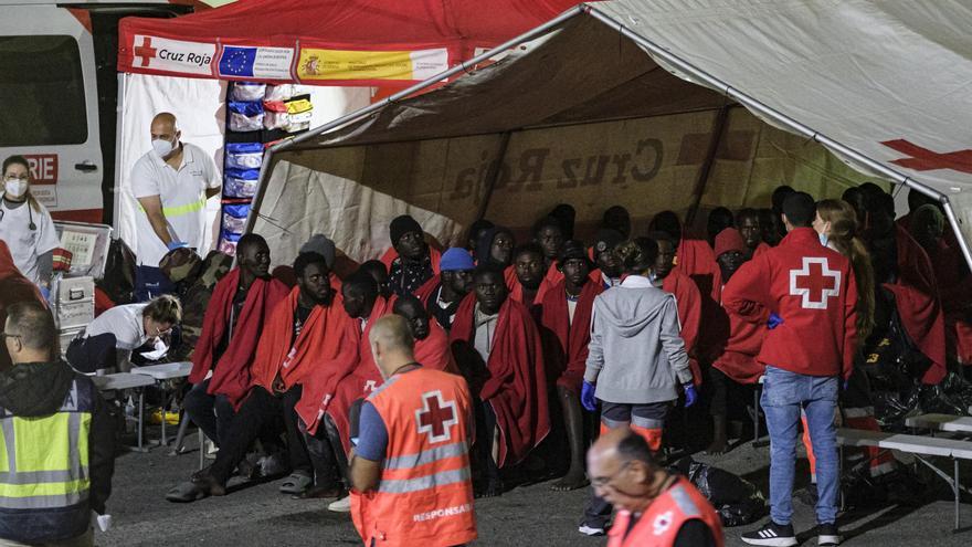Salvamento Marítimo rescata a unos 80 migrantes de un cayuco en el norte de Gran Canaria