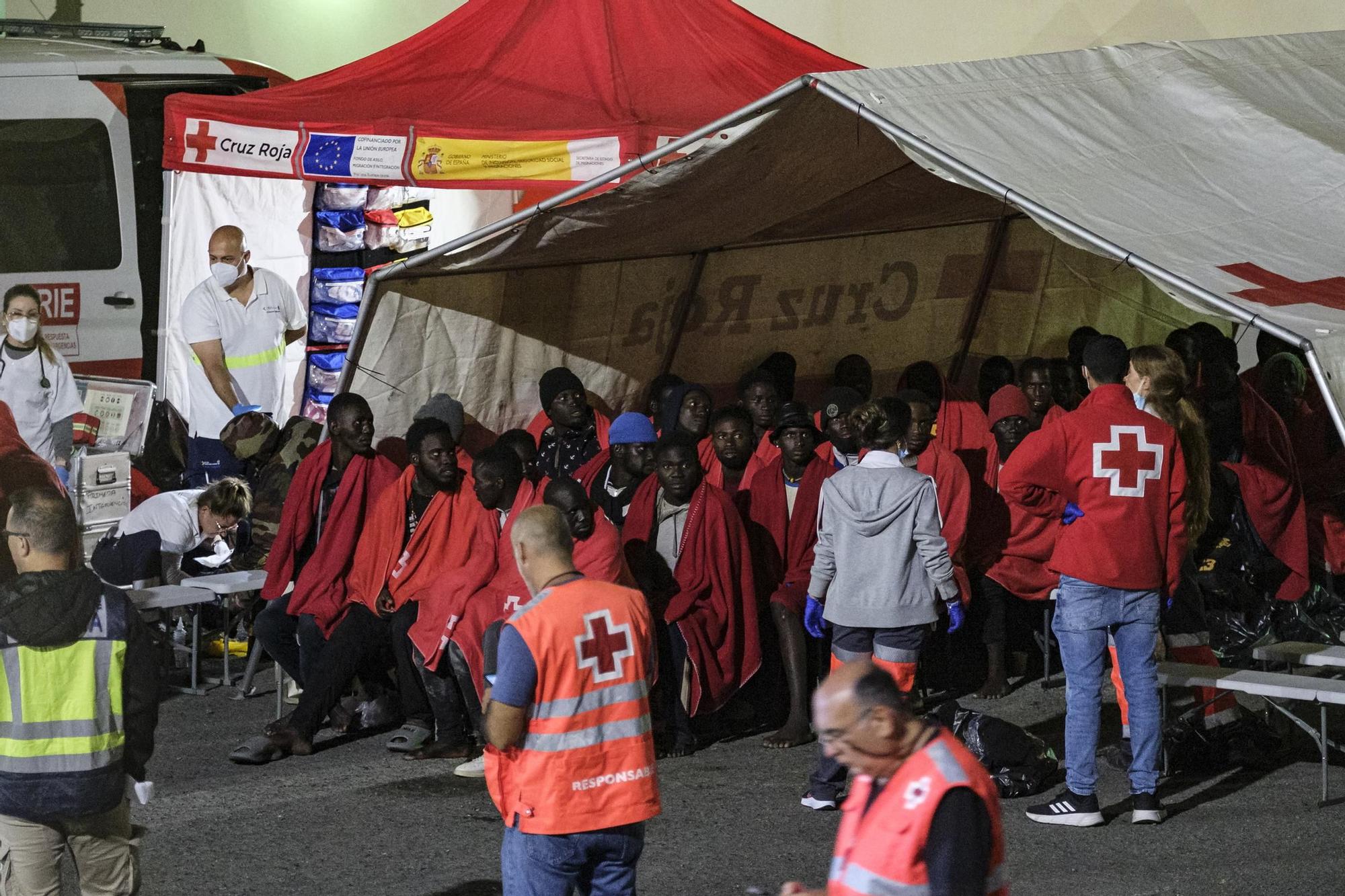 Salvamento Marítimo rescata una patera con unos 80 migrantes al norte de Gran Canaria