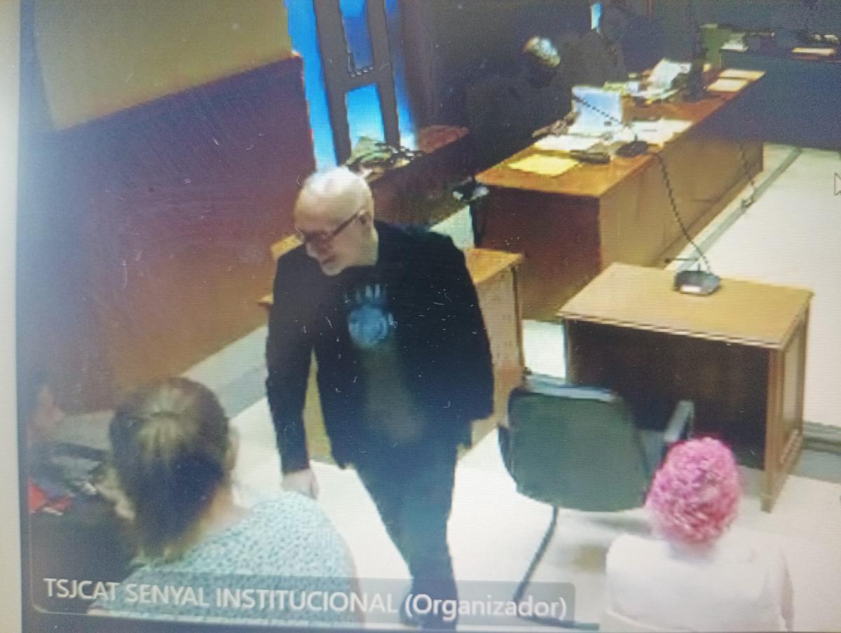 Josep Maria Mainat, este jueves, en el juicio contra su exesposa, Ángela Dobrowolski, sentada con el cabello de color rosa.