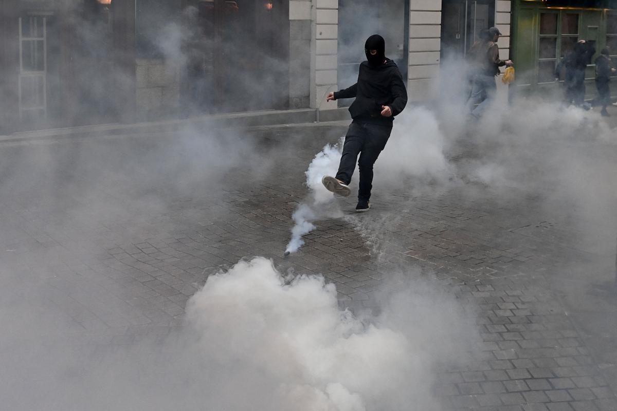 Los disturbios se extienden por Francia en la cuarta noche de protestas. Enfrentamientos y detenidos en Nantes.