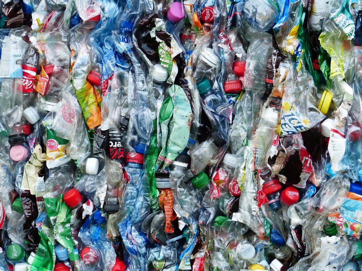 Botellas de plástico para reciclaje.