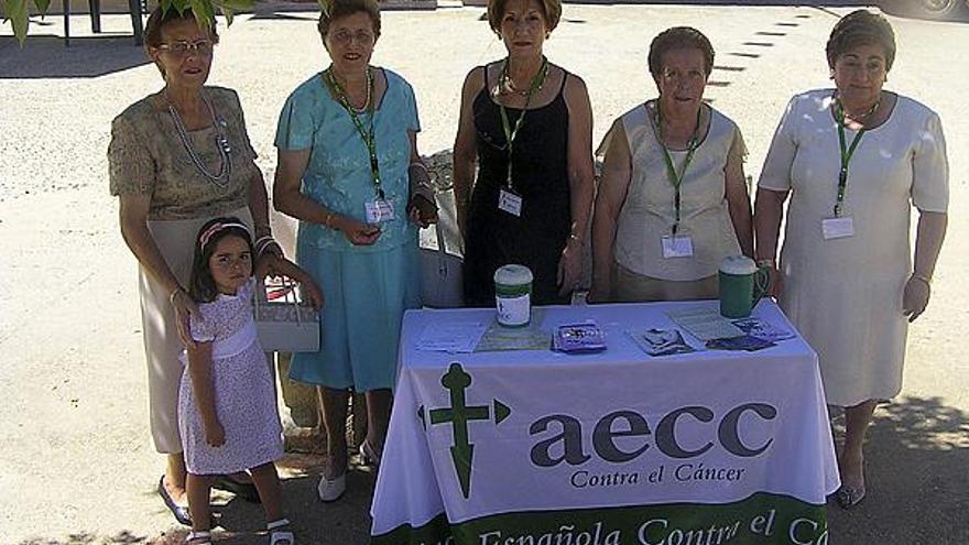 Voluntarias de la Junta Local, durante la celebración de la cuestación anual.