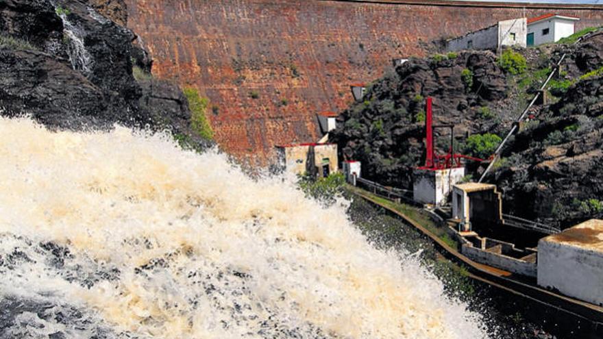 Salto de agua en un aliviadero de la presa de Chira.
