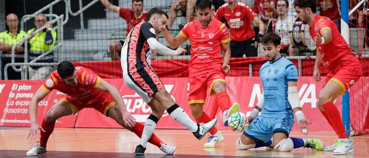 Una acción en el área cordobesa en el partido entre ElPozo y el Córdoba Futsal.