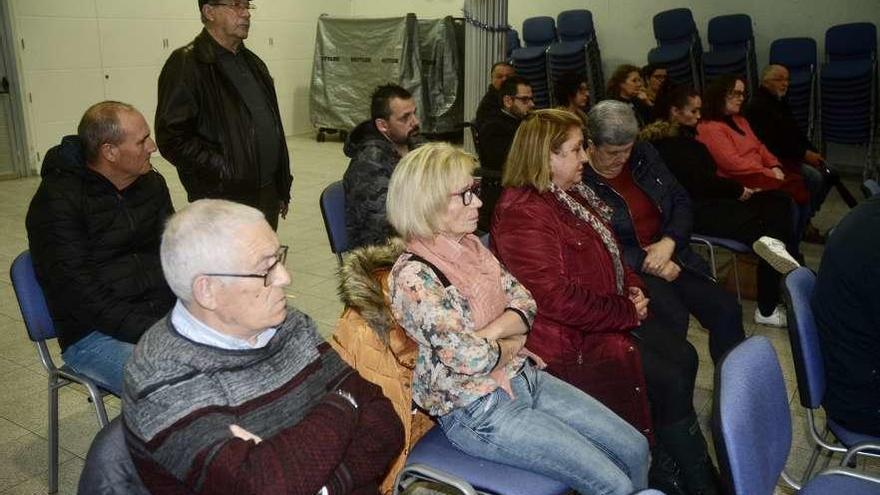 Asistentes a la reunión entre los vecinos y técnicos del Concello en Monte Porreiro. // Rafa Vázquez