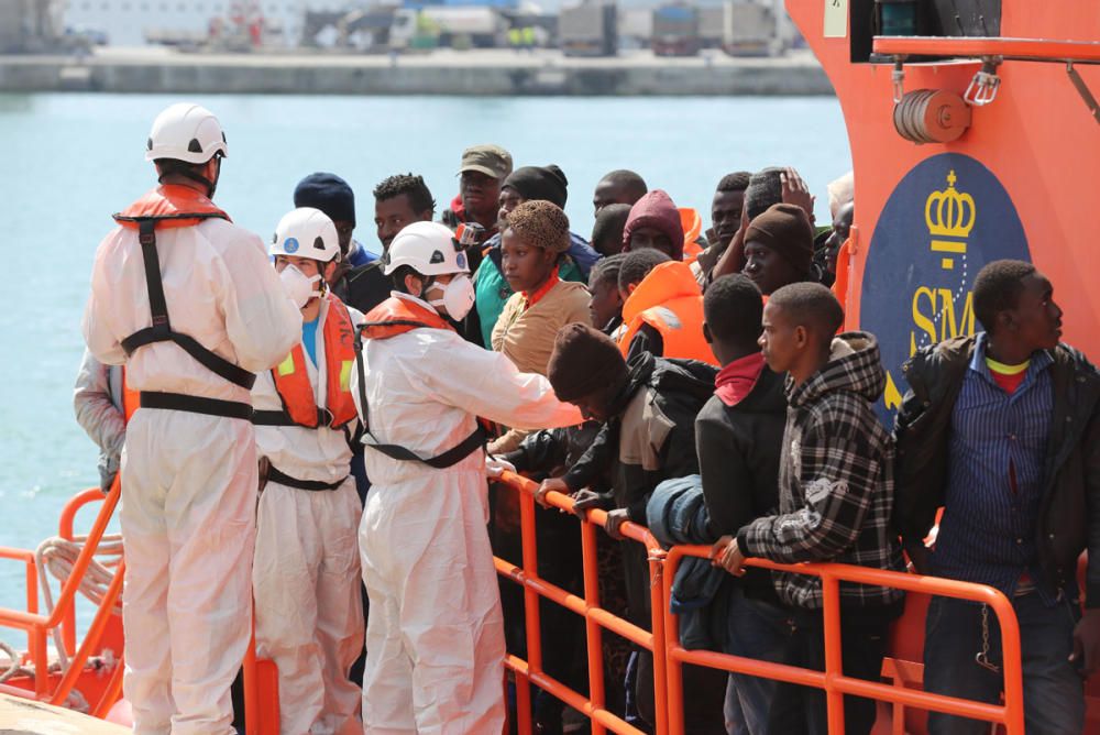 Trasladan al puerto de Málaga a 54 inmigrantes de una patera