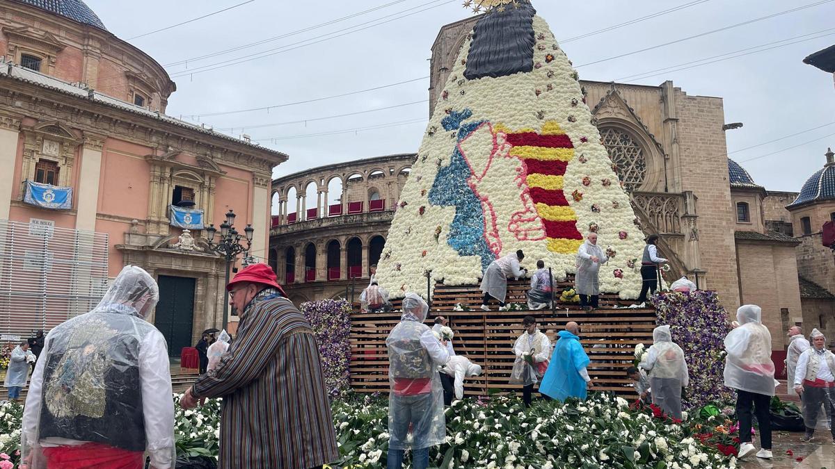 Imagen del manto de la Virgen, en homenaje a la dana, al inicio de la segunda jornada de la ofrenda de fallas.