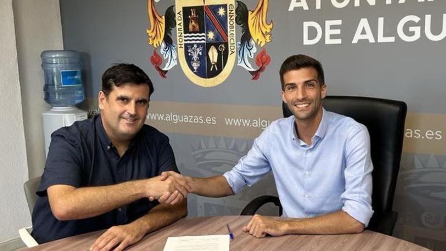 El alcalde José Gabriel García Bernabé (dcha.) con el concejal de Vox Miguel María Delgado