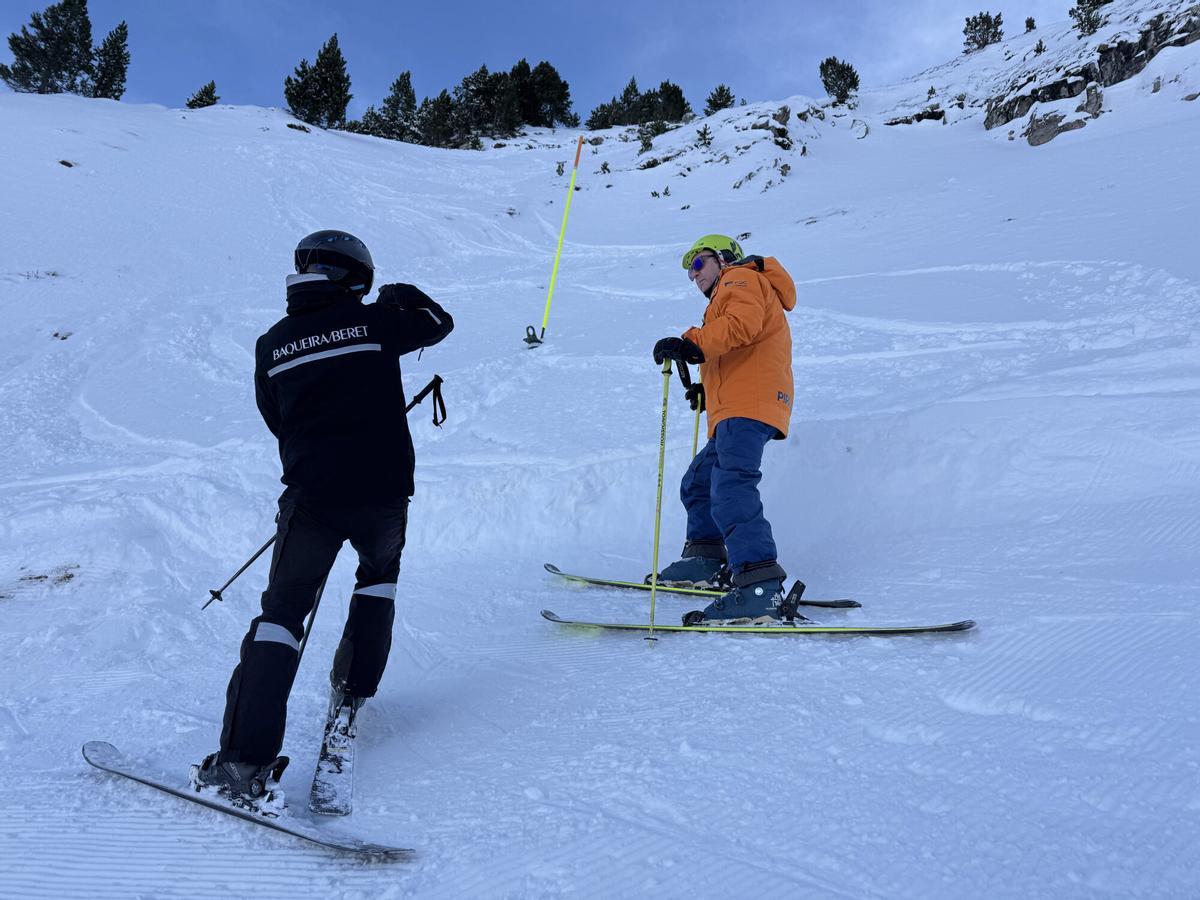 Un tècnic de FGC i un altre de Baqueira Beret comprovant els sistemes per ancorar les màquines trepitjaneu amb cable quan han de treballar en pendents forts