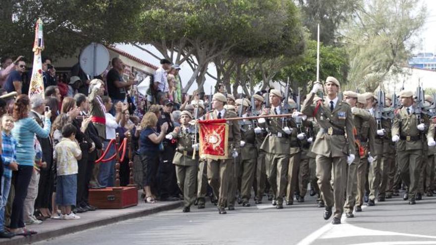 Los soldados del Regimiento de Infantería &#039;Soria 9 &#039; desfilan por la calle León y Castillo de Puerto del Rosario ante el general García-Vaquero, ayer | gabriel fuselli