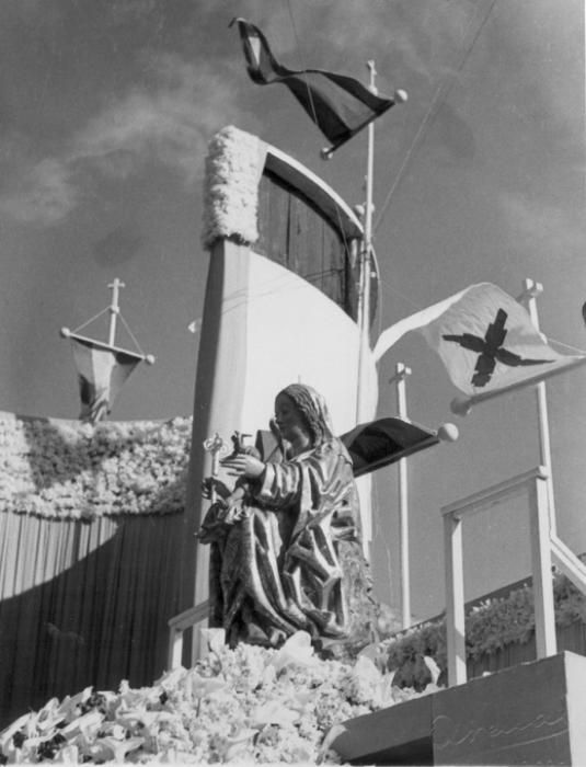 Momentos de la coronación de la Virgen de la Victoria en 1943.