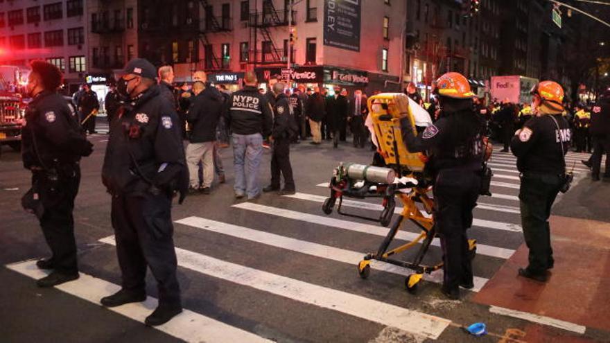 Un coche embiste a varios manifestantes en una protesta de Black Lives Matter en Nueva York