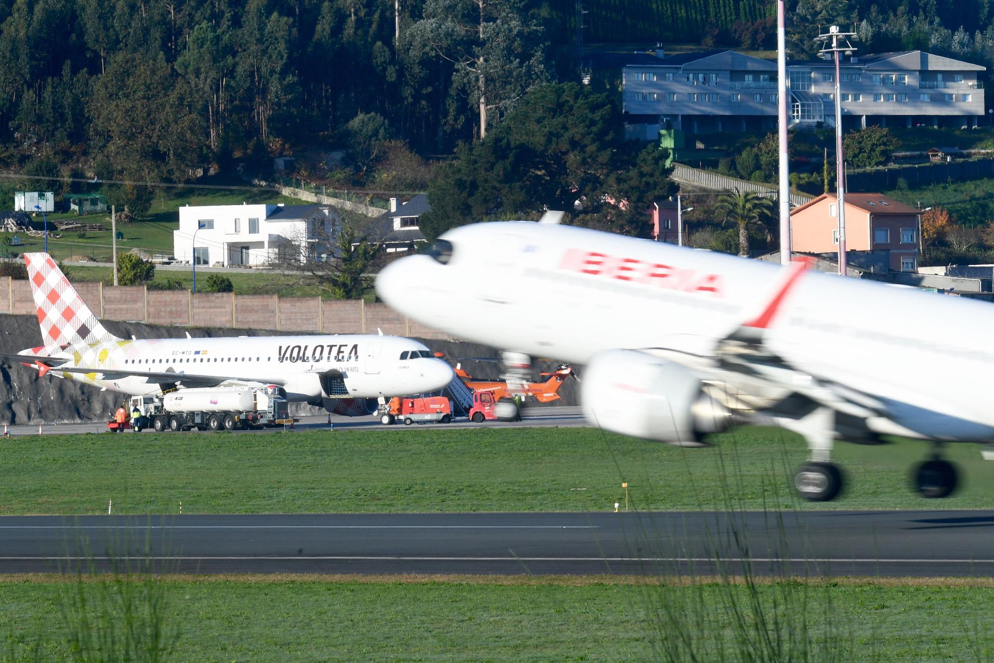 El aeropuerto de A Coruña activa su plan de emergencia al aterrizar con un aviso de bomba que resultó ser falsa alarma