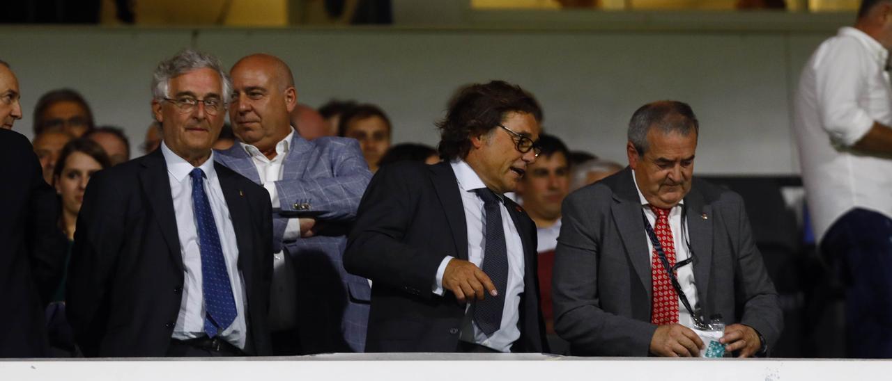 Raúl Sanllehí, director general del Real Zaragoza, en el palco de La Romareda ante el Lugo.