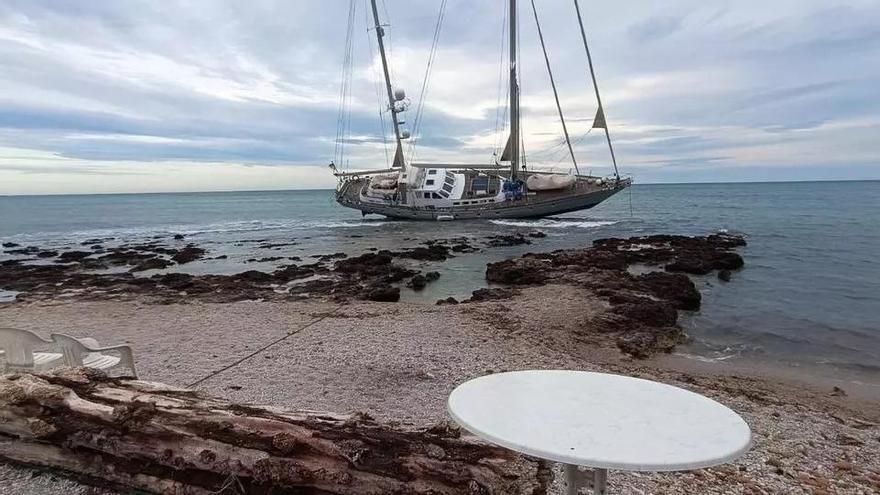 Gestrandetes deutsches Segelschiff vor Mallorca: Hier liegt die "Acoa" vor Son Servera
