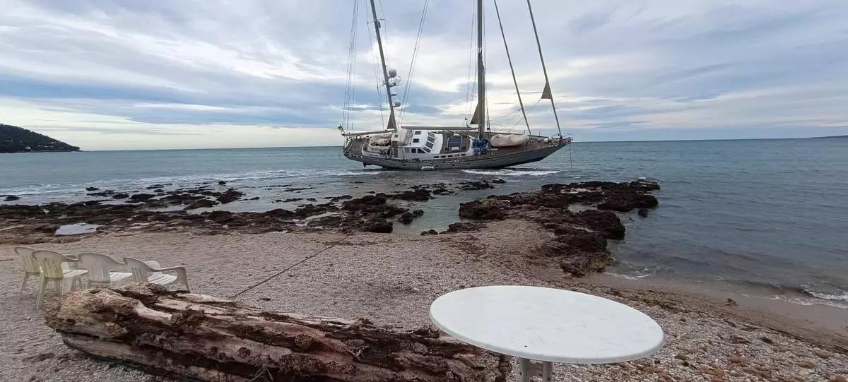 Das gestrandete Segelschiff "Acoa"