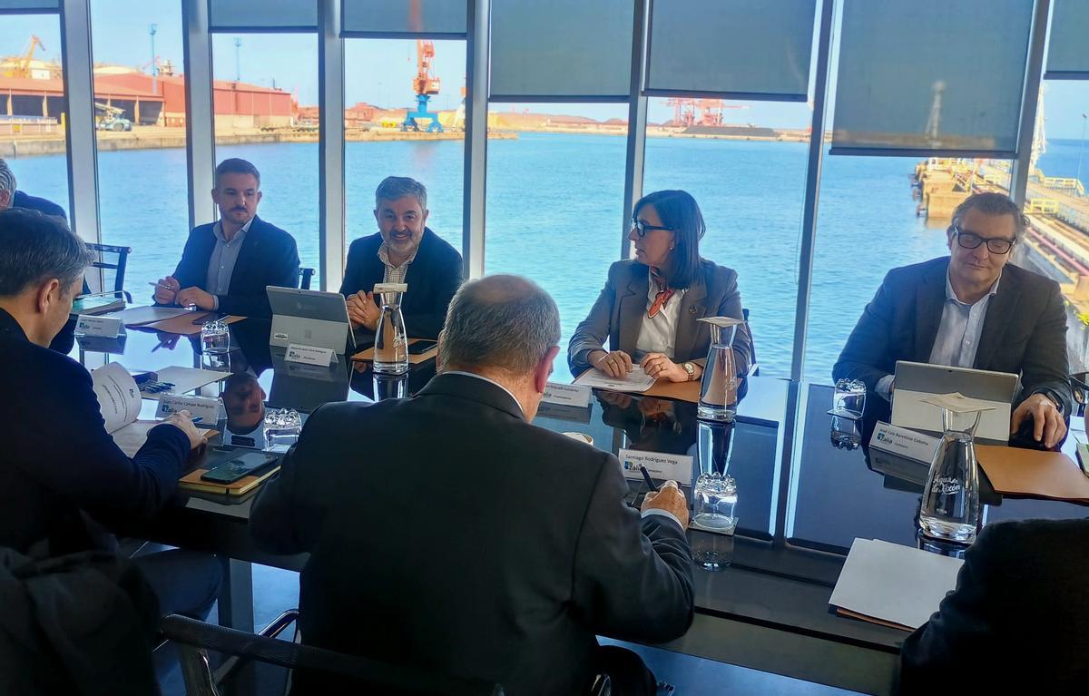 Un momento del consejo, con Jorge García, Alejandro Calvo, Nieves Roqueñí y José Luis Barettino.