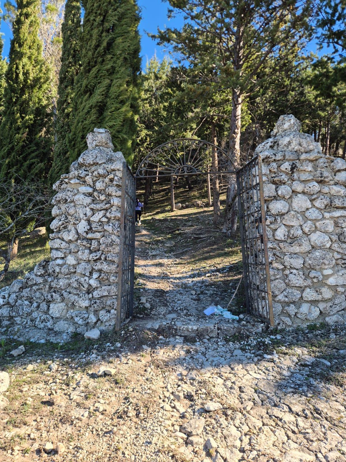 Reabiertos los senderos peatonales que conducen al santuario de la Virgen de la Sierra en Cabra.