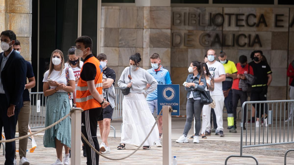 Jóvenes gallegos acuden a vacunarse.