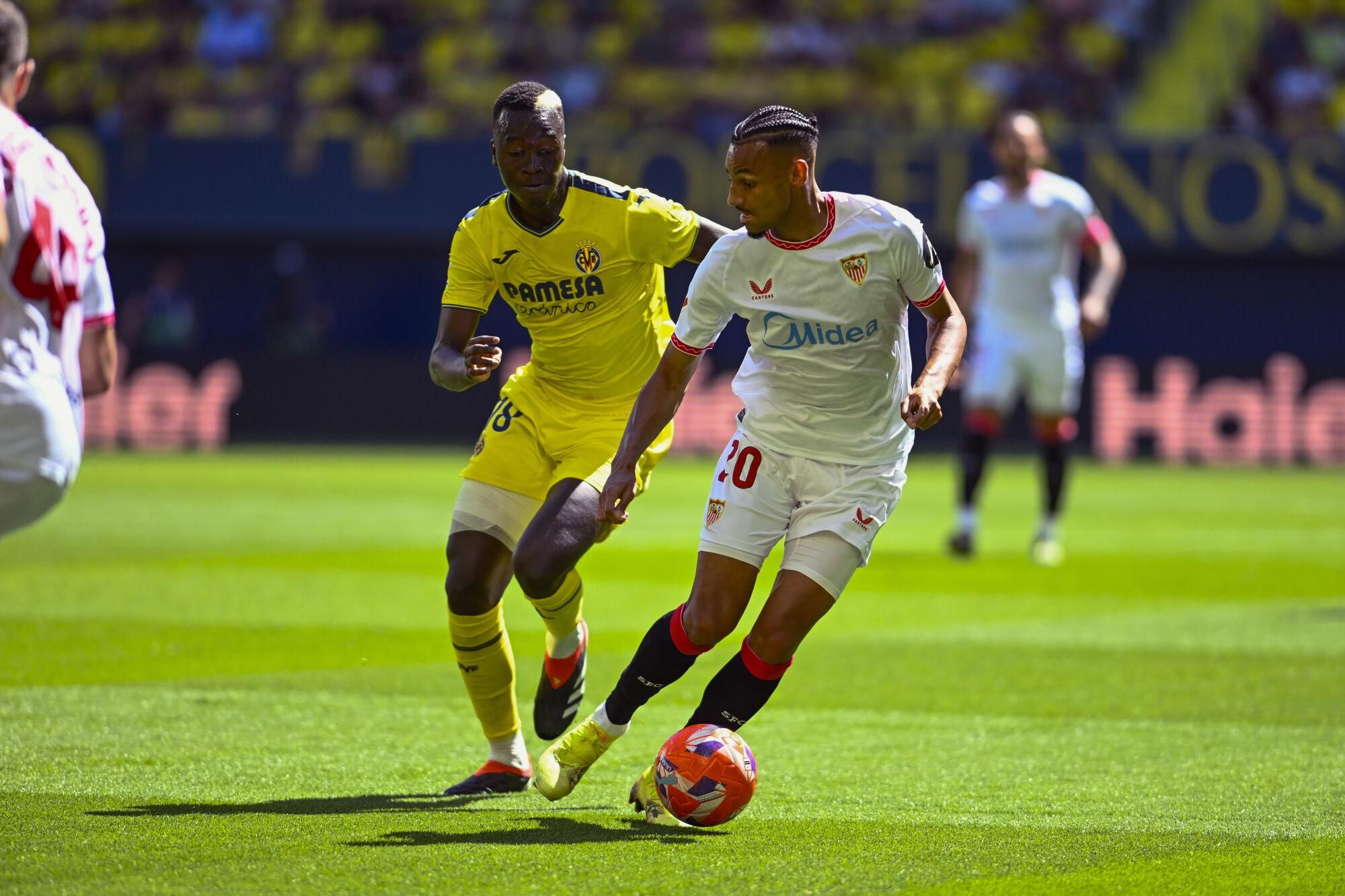 Djibril Sow defiende un balón ante Pape Gueye en el Villarreal CF - Sevilla FC de la jornada 38 de LaLiga EA Sports en La Cerámica.