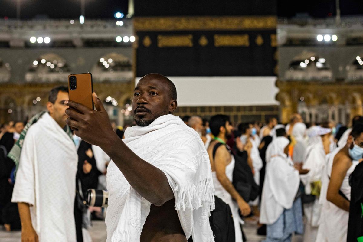 Peregrinos musulmanes circunvalan la Kaaba en la Gran Mezquita, en la ciudad santa de La Meca, en Arabia Saudita, durante la peregrinación anual del Hajj.