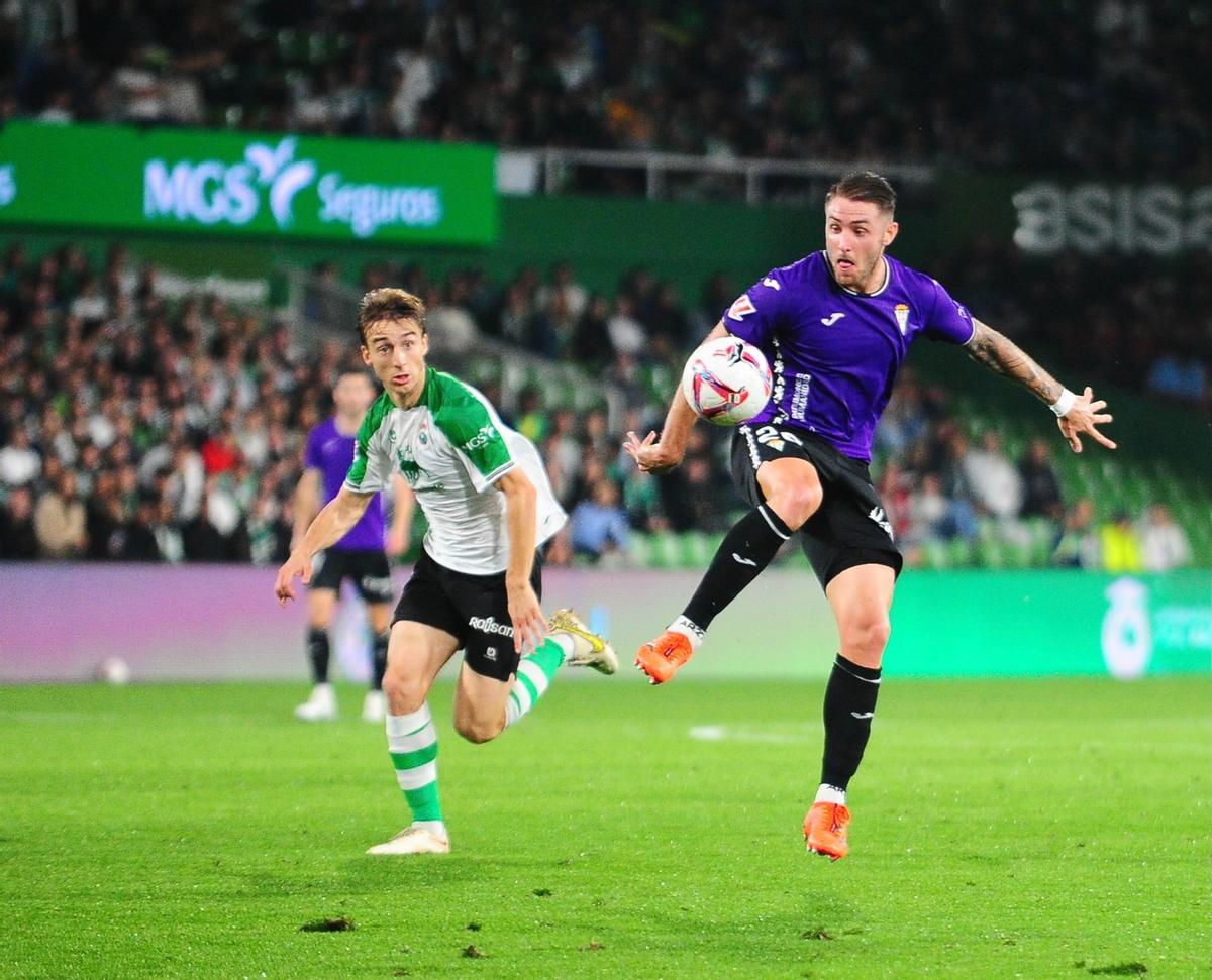Antonio Casas, ante Saúl, durante un lance en el Racing - Córdoba CF de esta noche.