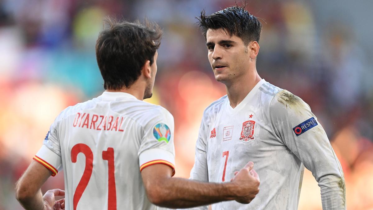 El delantero de la selección española Álvaro Morata, junto a Mikel Oyarzabal.