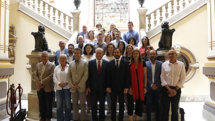 Foto de familia de la corporación municipal.