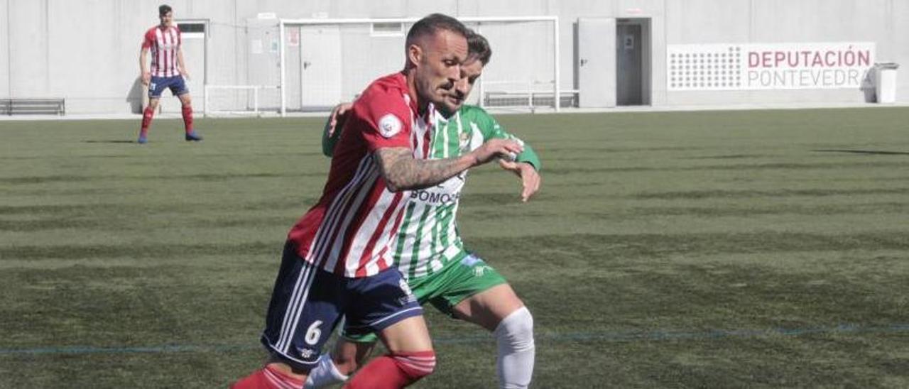 Yahvé en un partido con la camiseta del Alondras de hace dos temporadas ante el Somozas. |  // SANTOS ÁLVAREZ