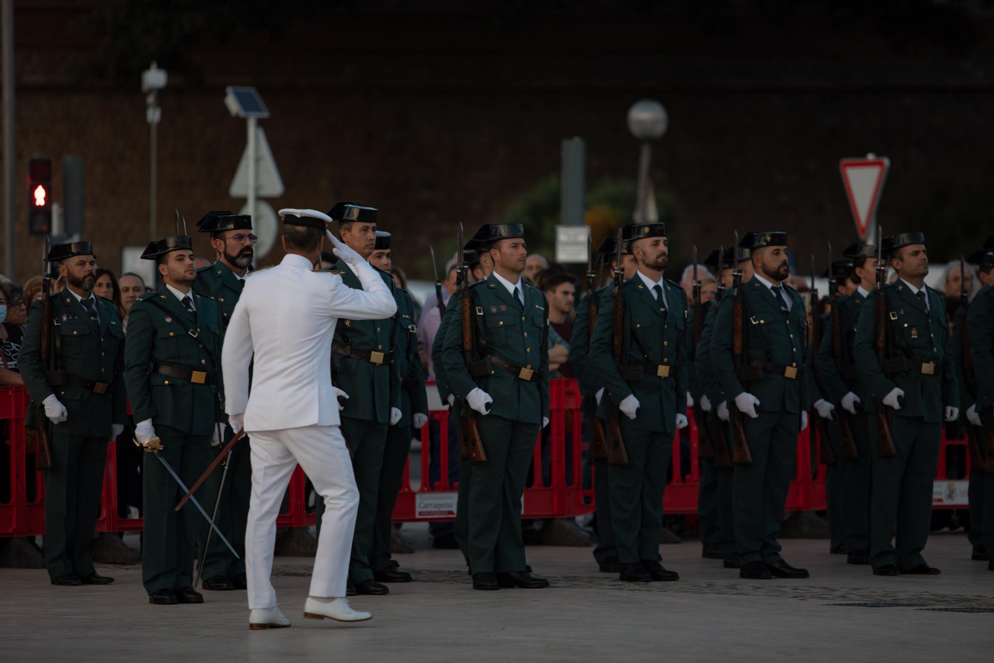 Arriado de la bandera de España en Cartagena