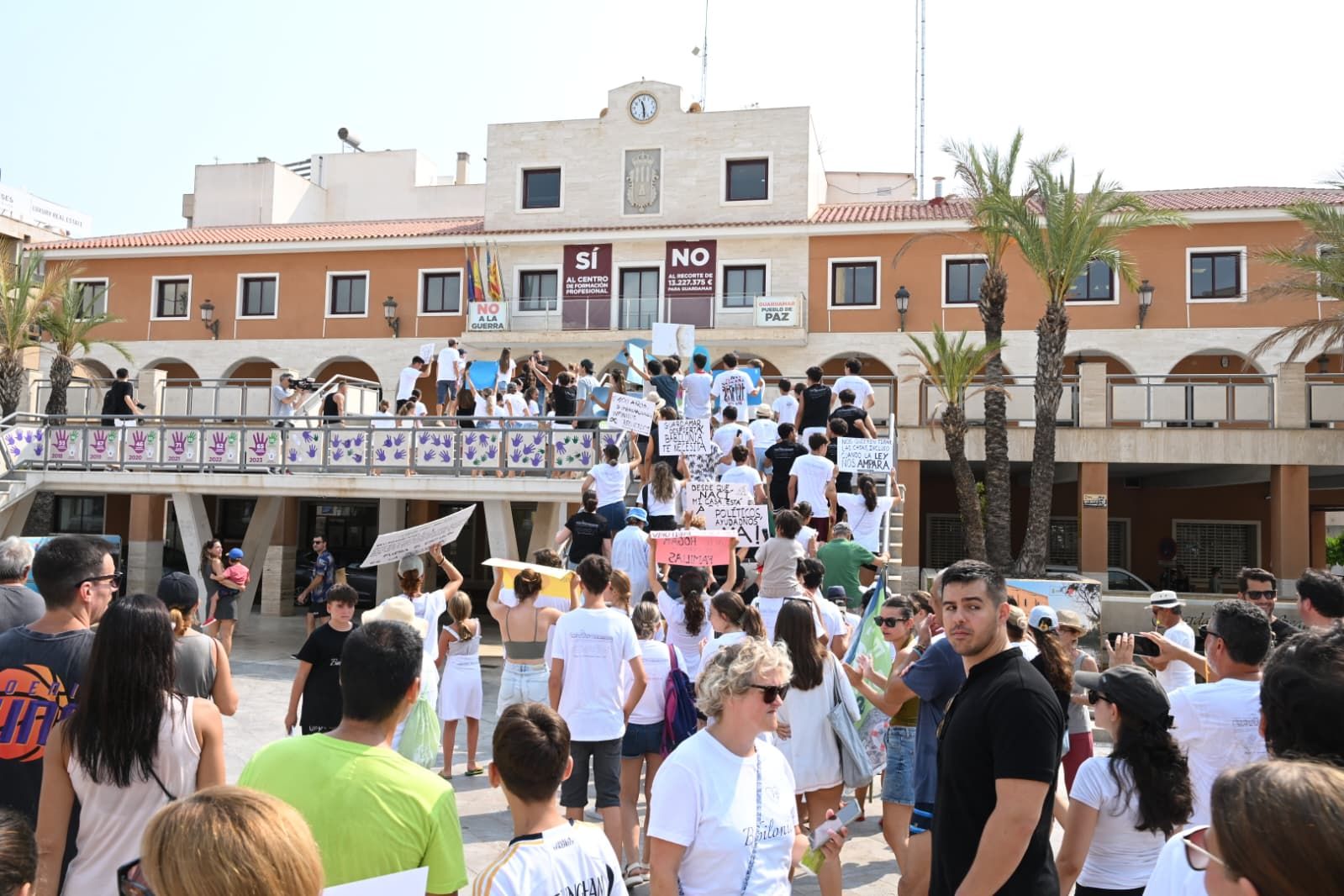 Protesta contra el derribo de las casas de la playa de Babilonia en Guardamar del Segura
